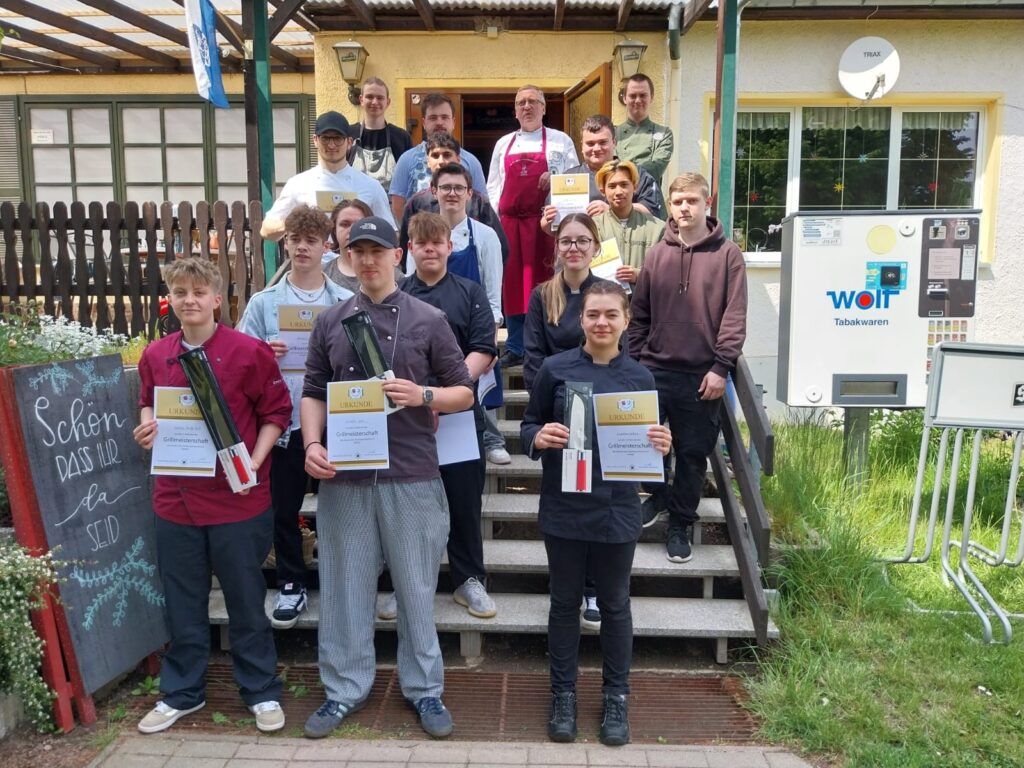 Alle Teilnehmenden des Grillwettbewerbs 2025 des Vereins der Zwickauer Köche e.V. in der Erdbeerschänke