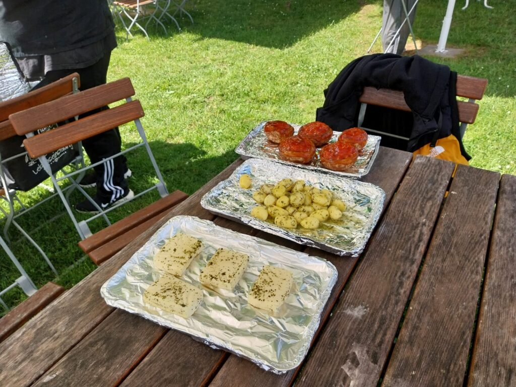 Vorbereitung der Speisen zum Grillwettbewerb 2025 des Vereins der Zwickauer Köche e.V. in der Erdbeerschänke