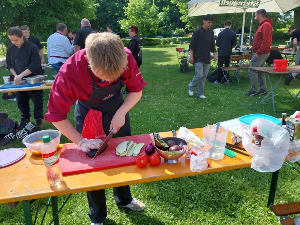 Eifrig kreieren die Teilnehmenden Ihre Speisen für den Grillwettbewerb 2025 des Vereins der Zwickauer Köche e.V. in der Erdbeerschänke